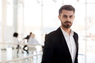 Baş shot portre güvenli işadamı koridorda poz