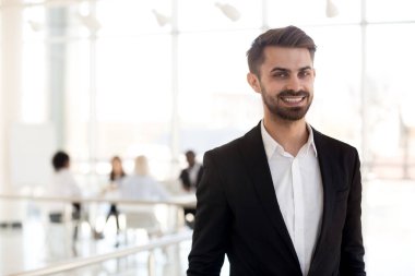 Ofis koridorda başarılı işadamı Head Shot portre