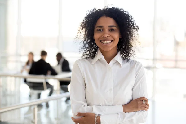 Portrait photo de la tête souriante femme d'affaires afro-américaine au bureau — Photo