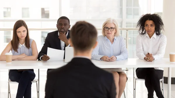 Diverse HR-managers luisteren naar sollicitanten beantwoorden vragen achteraanzicht — Stockfoto