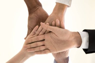 Çeşitli takım çalışanları eller alt görünümü yığını yığın