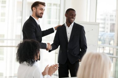 Afrikalı Amerikan iş ortağı el sallıyor emin işadamı