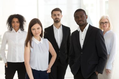 Fotoğraf makinesine bakan farklı emin iş ekibinin portresi