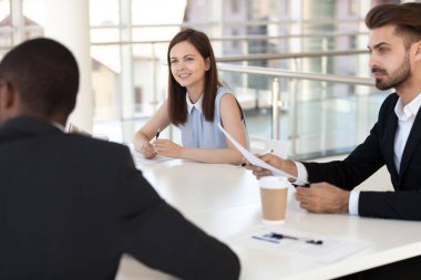 Brifing içinde oturan ilgilenen çalışanlar, meslektaşım dinlemek