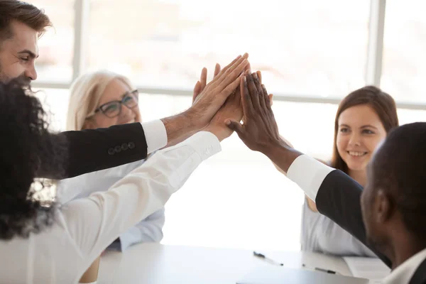 Diversifiziertes Mitarbeiterteam gibt High Five bei Besprechung hautnah — Stockfoto