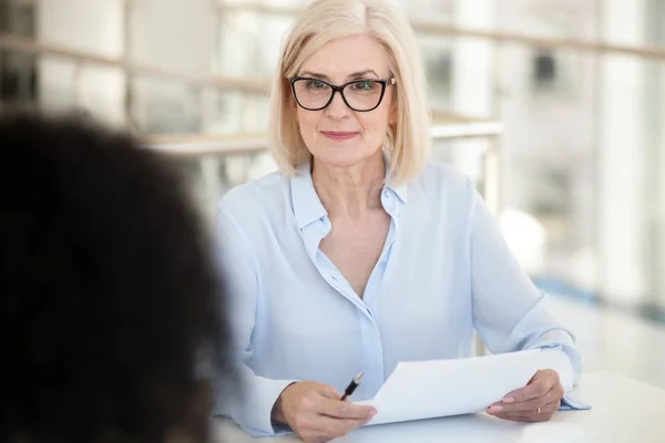 Confident businesswoman hold paper document, listen to colleague at meeting — Stock Photo, Image