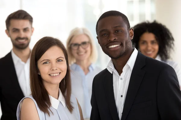 Ritratto della testa di diversi dipendenti sorridenti eccitati in ufficio — Foto Stock