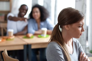 Sinirli genç kadın zorbalık muzdarip üzgün.
