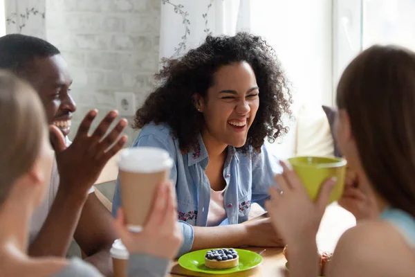 Gemengde race jonge vrouw lachen op beste vrienden grap. — Stockfoto