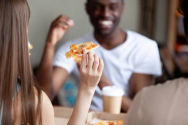 Pizza dilim ile genç kadın el yakın yukarı.