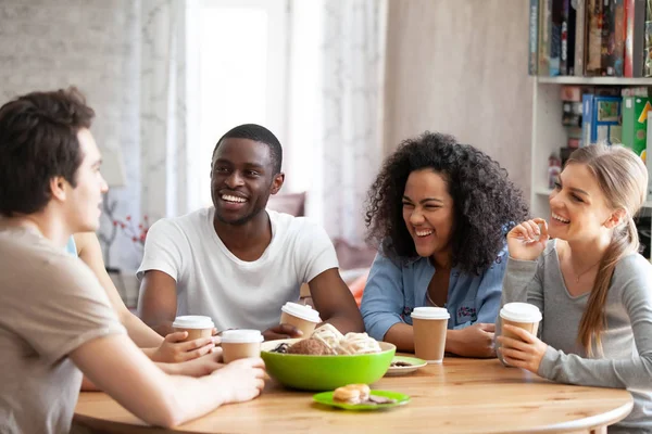 Opgewonden jonge gemengde race mensen luisteren naar beste vrienden grap. — Stockfoto