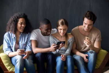Cep telefonu için yeni uygulamalar tartışarak çeşitli arkadaşlar gülümseyen.