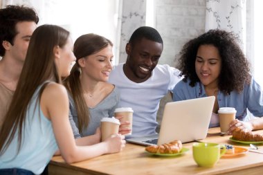 Bilgisayar komedi film izlerken gülümseyen çeşitli insanlar.