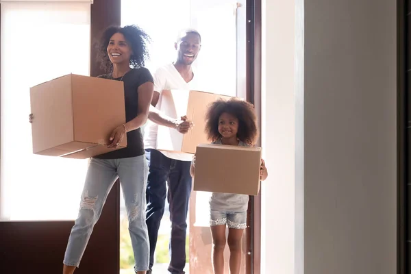 Gelukkig Afrikaanse familie met kleine dochter aankomen in nieuw huis — Stockfoto