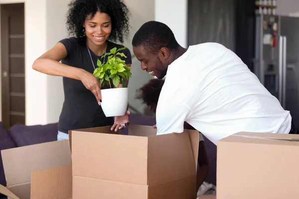 Afrikaanse familie verhuizen in nieuw huis spullen uit dozen uitpakken — Stockfoto