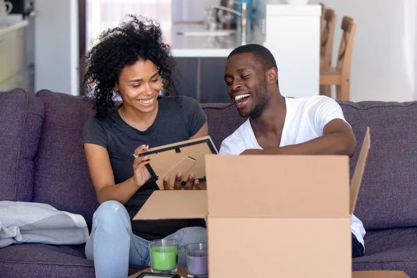 Afrikaans paar pakt spullen uit op Moving Day in New House — Stockfoto