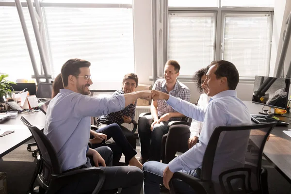 Colegas masculinos punho batendo na reunião da empresa, briefing de negócios — Fotografia de Stock
