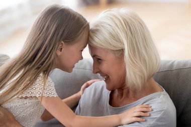 İhale Büyükanne evde tatlı torunu ile zaman harcamak