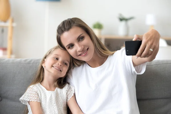 Moeder en dochter maken selfie foto zittend op de Bank — Stockfoto