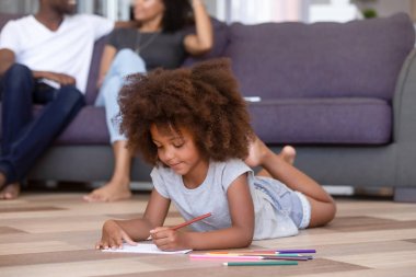 Küçük kızı kanepede oturan katta anne yatıyor çizim