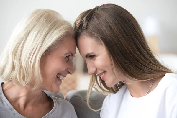 Feliz madre e hija riendo divirtiéndose juntas en casa —  Fotos de Stock