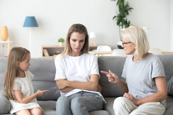 Serios tres diversa generación hija nieta y abuela en el interior — Foto de Stock