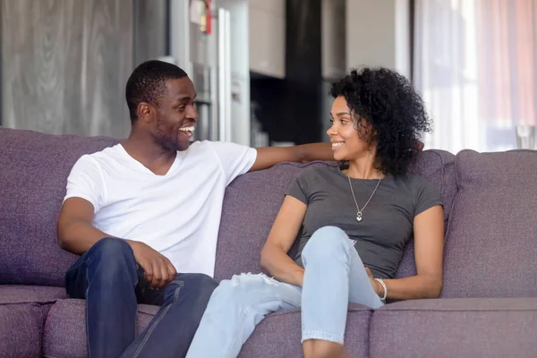 Pareja sentada en el sofá hablando pasando tiempo juntos en casa — Foto de Stock