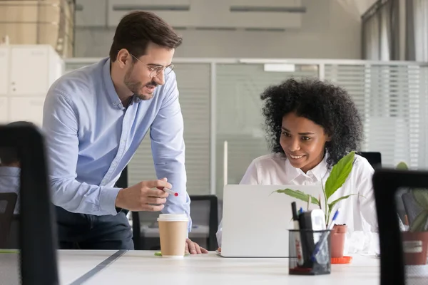 Amistoso mentor explicando tarea empleado afroamericano — Foto de Stock