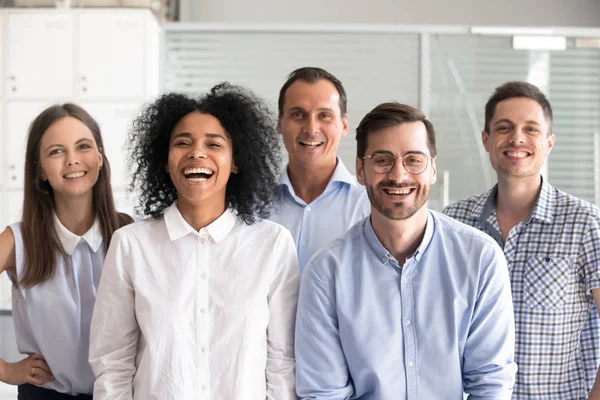 Riendo diverso grupo de trabajadores de oficina, empleados multirraciales — Foto de Stock