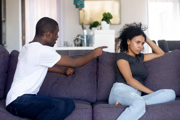 Esposo gritando a esposa africana joven pareja peleando en casa —  Fotos de Stock