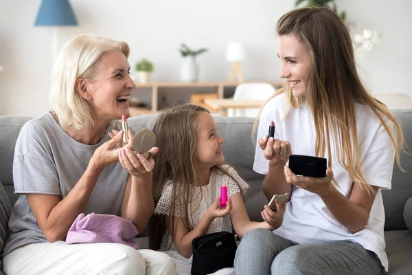 Hija nieta y abuela se divierten en casa — Foto de Stock