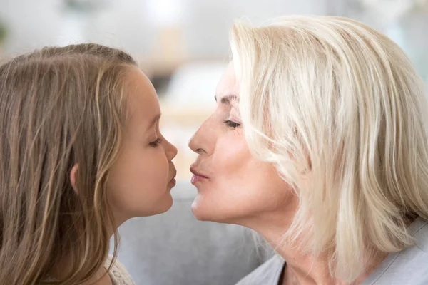 Primo piano di nipote e nonna baciare — Foto Stock