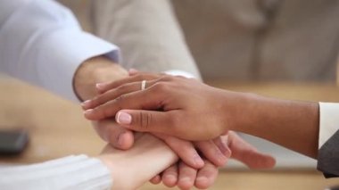 Farklı etnik köken insanlar eller birbirine yakın görünüm yığılmış