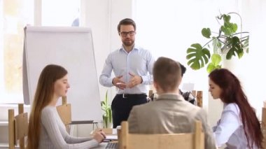 İş eğitimi sırasında tüm katılımcılar el oybirliğiyle oy yükseltmek