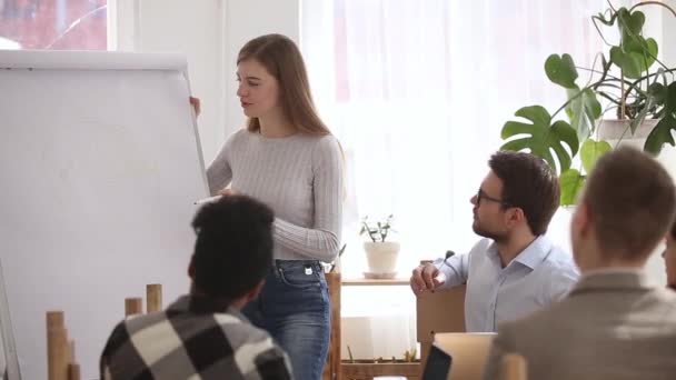 Líder da equipe feminina mostrando resultados de vendas trimestre usar flip chart — Vídeo de Stock