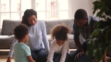 Çocuklar sıcak katta ebeveynler ile boş zaman harcama çizim