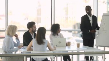 İş personeli eğitimi sırasında Stajyerler ile etkileşime giren neşeli Afrikalı antrenör