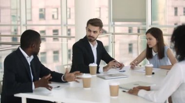 Kurul odasında toplantı sırasında resmi giyimi konusunda çeşitli işadamları müzakere