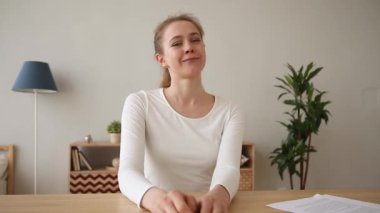 Mutlu heyecanlı kadın masada oturan Web Kamerası bakarak sohbet