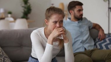 Çift içinde kavga oturan üzerinde kanepe Focus üzerinde ağlayan kız
