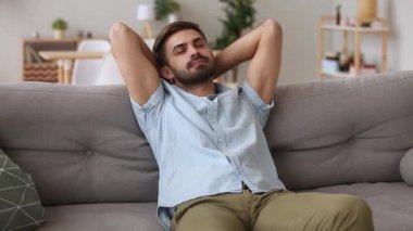 Millennial adam kanepede istirahat tembel hafta sonu evde dinleniyor