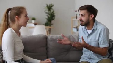 Çift kanepede oturan ilişkileri sorunları sıralama savunuyor