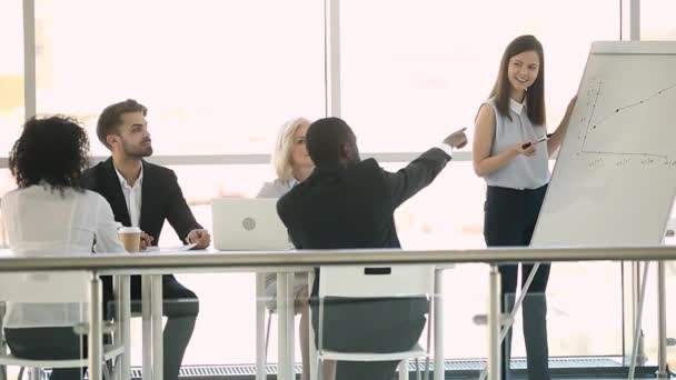 Business Coach zelfverzekerde vrouw geven presentatie aan multiraciale personeel van het bedrijf — Stockvideo