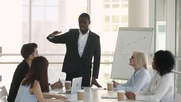 Entrenador de negocios africano y personal de la empresa levantando manos votando por unanimidad — Vídeos de Stock