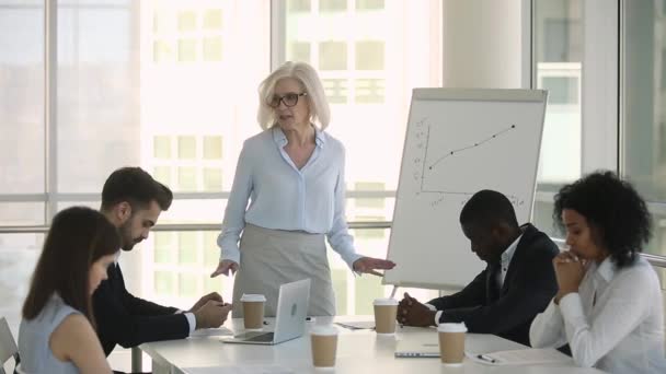 Diversos funcionários sentados à mesa repreendidos por chefe feminino irritado — Vídeo de Stock