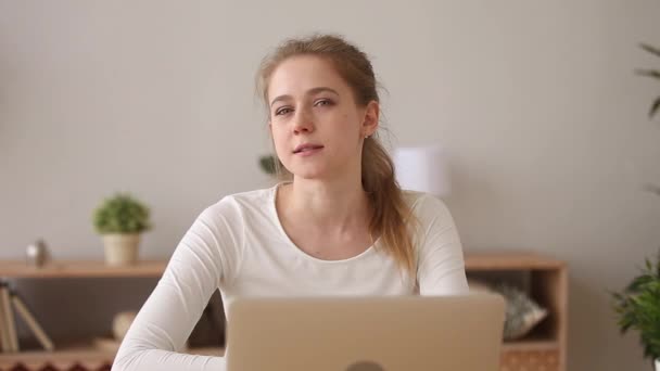 Pozytywna dziewczyna siedzi na biurku przemawia do kamery motywacyjne mowy — Wideo stockowe