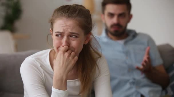 Jeune couple querelle petite amie pleurer tandis que petit ami crier l'accusant — Video