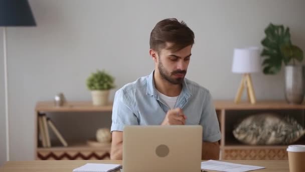 Estudiante se siente enojado teniendo problemas con la red o la computadora — Vídeos de Stock