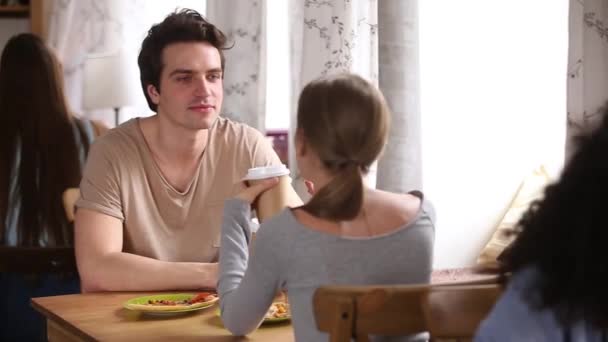 Couple assis dans le café boissons café participant vitesse sortir ensemble activité 