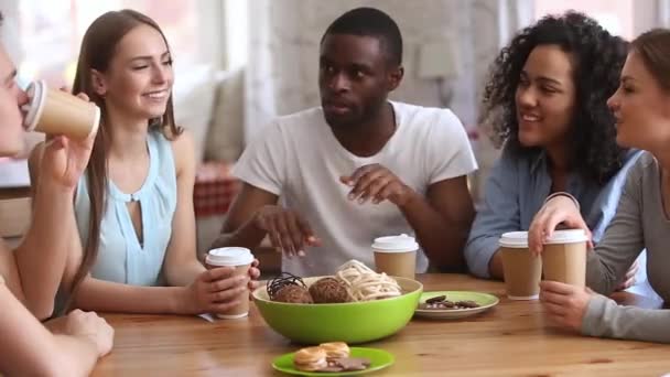 Diversos amigos atraentes sentados no café bebem café e conversam — Vídeo de Stock